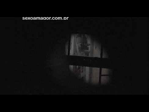 ❤️ ブロンドが空洞のレンガの後ろに隠れた近所の盗撮犯に密かにビデオ撮影される ポルノ ❌️❤